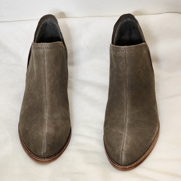 Vince Camuto Carlal Taupe Leather Booties Luxury Silk Goat Texture Ankle Boots - Picture 10 of 16